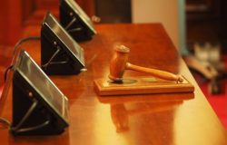 Acquérir un bien lors une vente aux enchères immobilière : pourquoi faire appel à un avocat ?